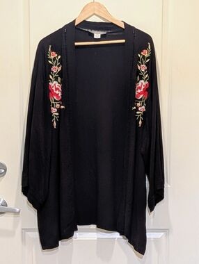 EUC Suzy Shier+ 1X/2X Black 100% Rayon Kimono with Floral Embroidery